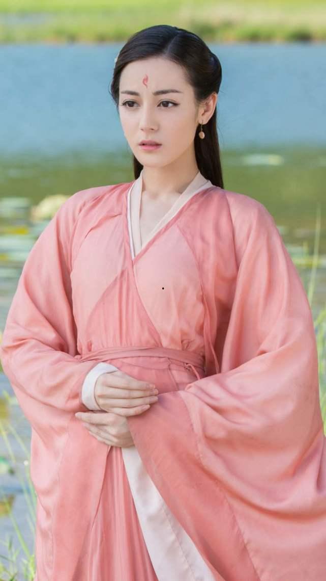 娱乐吃瓜君吴磊迪丽热巴,甜蜜互动引粉丝狂欢